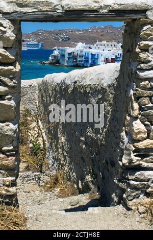 Entrée en pierre dans une ancienne construction sur l'île de Mykonos, donnant sur la région connue sous le nom de petite Venise, une construction pittoresque et typique de Banque D'Images