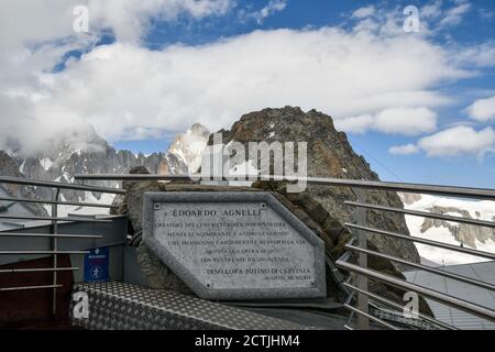 Plaque dédiée par Dino Lora Totino à Edoardo Agnelli sur la terrasse panoramique du téléphérique de Pointe Helbronner Skyway Monte Bianco, Courmayeur, Italie Banque D'Images