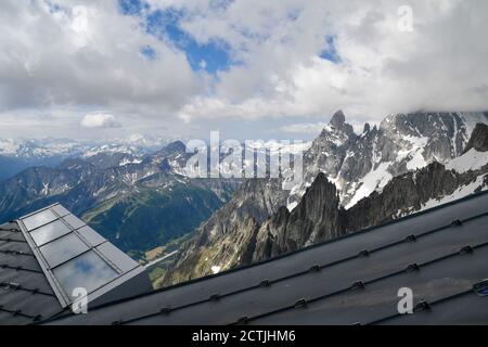 Vue imprenable sur les Alpes depuis le toit de la station Pointe Helbronner du téléphérique Skyway Monte Bianco avec le pic de l'aiguille Noire, Courmayeur, Italie Banque D'Images