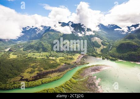 Vue aérienne de la rivière Stave qui coule dans le lac Stave, Mission (Colombie-Britannique) Banque D'Images