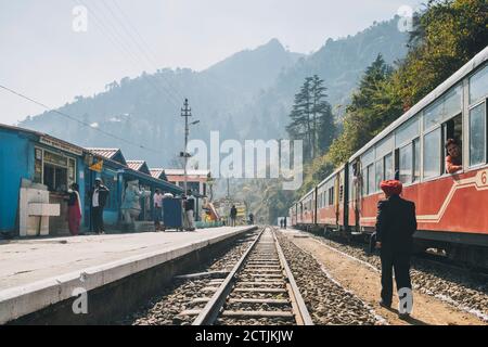 Toy train s'arrête pendant la route de Kalka à Shimla Banque D'Images