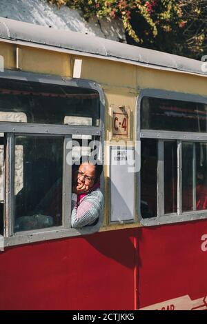 Femme indienne regardant à travers la fenêtre du train miniature en attente de départ. Banque D'Images