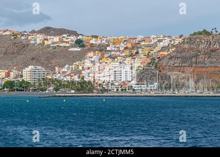 San Sebastian de la Gomera situé dans la vallée Barranco de la Villa vu du terminal des bateaux de croisière avec sa plage, sa marina et son constituant de montagne Banque D'Images