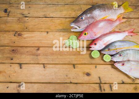 Poisson frais des Caraïbes, fruits de mer sur une ancienne table en bois. Vue de dessus. Gros plan. Banque D'Images