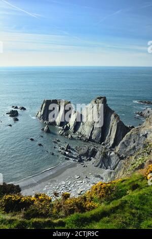 Falaises d'ardoise, phare de Bull point, Mortehoe, Royaume-Uni Banque D'Images