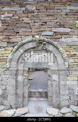 Porte en pierre sur les ruines de l'église Kilmalkedar, comté de Dingle Peninsula Kerry, Irlande Banque D'Images