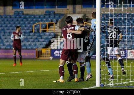 Londres, Royaume-Uni. 23 septembre 2020. Josh Brownhill de Burnley grappins avec Ben Thompson de Millwall lors de la Carabao Cup 3ème match rond entre Millwall et Burnley a joué derrière des portes fermées à la Den, Londres, Angleterre, le 23 septembre 2020. Photo de Carlton Myrie/Prime Media Images. Crédit : Prime Media Images/Alamy Live News Banque D'Images