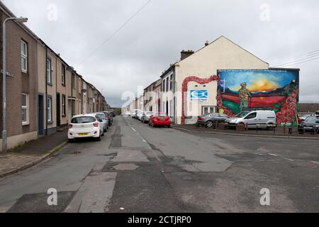 Moor Row, Cumbria, Angleterre, Royaume-Uni - maisons mitoyennes de la rue Dalzell et de la fresque du centenaire de l'Armistice Banque D'Images
