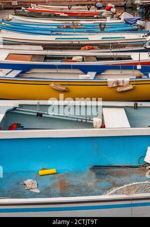 Vue latérale d'une série de bateaux aux couleurs vives amarrés au port, photographie de rue au bord du lac Banque D'Images