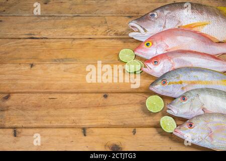 Poisson frais des Caraïbes, fruits de mer sur une ancienne table en bois. Vue de dessus. Gros plan. Banque D'Images