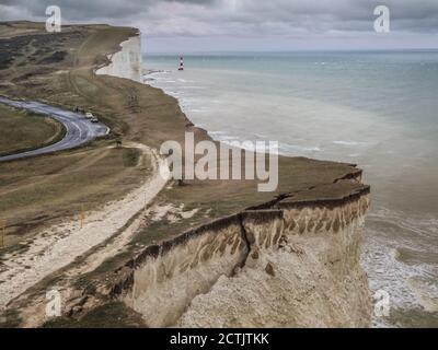 Eastbourne, East Sussex, Royaume-Uni. 23 septembre 2020. Resoumission de la photo envoyée plus tôt. Les changements de temps voient des nuages sombres vents violents et de fortes pluies sur la côte sud. Cette énorme fissure dans la falaise à l'ouest de Beachy Head et près du phare Belle Tout B&B semble s'élargir après les pluies torrentielles d'aujourd'hui qui adoucit la craie fragile, avec plus de prévisions de pluie et de vents de plus en plus forts, les chutes de roche sont inexploitables. Le public est averti de rester à l'écart des bords de la falaise. Crédit : David Burr/Alay Live News Banque D'Images