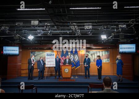 Le représentant des États-Unis, John Yarmuth (démocrate du Kentucky), fait des remarques lors d'une conférence de presse sur le train de réformes au Capitole des États-Unis à Washington, DC., le mercredi 23 septembre 2020. Crédit : Rod Lamkey/CNP | utilisation dans le monde entier Banque D'Images