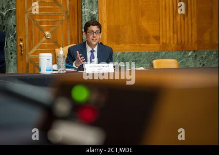 Washington, États-Unis d'Amérique. 23 septembre 2020. Phillip Swagel, directeur du Bureau du budget du Congrès, se présente devant une commission du Sénat sur l'audition du budget pour examiner les perspectives budgétaires actualisées du Bureau du budget du Congrès dans le bâtiment du Bureau du Sénat Dirksen à Capitol Hill à Washington, DC., le mercredi 23 septembre 2020. Credit: Rod Lamkey/CNP | usage dans le monde crédit: dpa/Alay Live News Banque D'Images