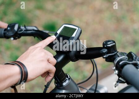 Homme utilisant le navigateur GPS sur vélo électrique Banque D'Images