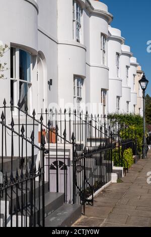 Maisons de ville géorgiennes de classe II peintes en blanc dans la zone de conservation de Guildford Lawn, à Ramsgate, dans le Kent, au Royaume-Uni. Photographié un jour ensoleillé. Banque D'Images