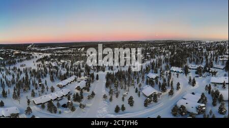 Finlande, Laponie, Saariselka, vue aérienne du village de montagne enneigé au crépuscule Banque D'Images