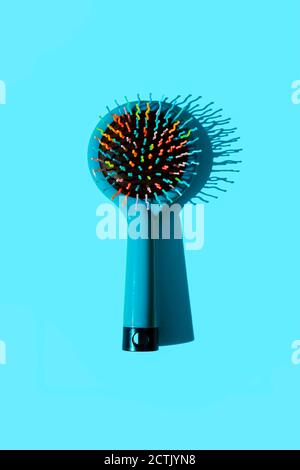 Photo studio de la brosse à cheveux bleue Banque D'Images