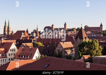 Allemagne, Bavière, Nuremberg, ciel clair sur la vieille ville historique au crépuscule Banque D'Images