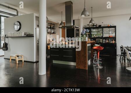 Cuisine américaine et bar dans un loft design Banque D'Images