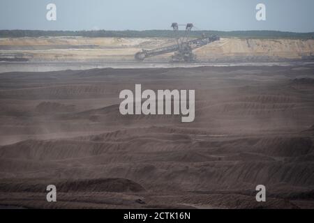 Un vent fort souffle sur la mine à ciel ouvert Welzow-Süd de Lusatia, Allemagne 2020. Banque D'Images