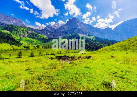 Autriche, Tyrol, Vomp, vue panoramique sur la vallée verte de l'auberge en été Banque D'Images