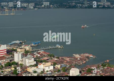 George Town, Penang/Malaysia - juin 18 2017 : traversée aérienne en ferry rouge, vert, bleu au port de Penang. Banque D'Images