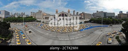 Une vue aérienne des taxis faisant la queue pour prendre des passagers de tout le pays à la gare de Hankou, dans la ville de Wuhan, dans la province de Hubei en Chine centrale Banque D'Images