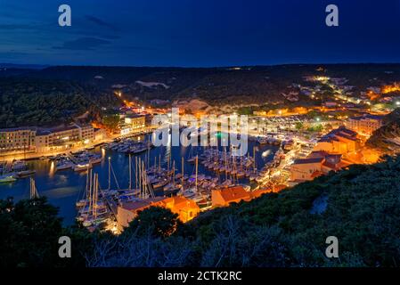 France, Corse-du-Sud, Bonifacio, port illuminé de la ville côtière la nuit Banque D'Images
