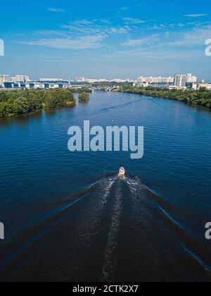 Russie, oblast de Moscou, Moscou, vue aérienne du bateau à moteur sur la rivière Moskva avec la ville en arrière-plan Banque D'Images