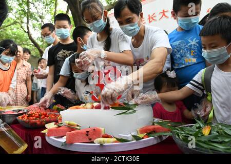 Les gens font un gâteau pour Xin Xing, un panda captif de 38 ans et le plus ancien au monde, dans la maison de panda à Chongqing, en Chine, le 15 août 2020. Banque D'Images