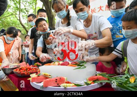 Les gens font un gâteau pour Xin Xing, un panda captif de 38 ans et le plus ancien au monde, dans la maison de panda à Chongqing, en Chine, le 15 août 2020. Banque D'Images