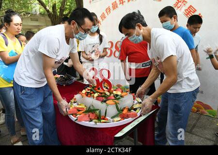 Les gens font un gâteau pour Xin Xing, un panda captif de 38 ans et le plus ancien au monde, dans la maison de panda à Chongqing, en Chine, le 15 août 2020. Banque D'Images