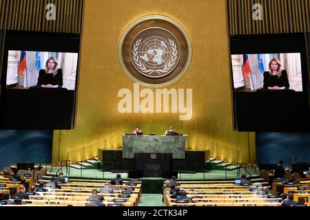 (200923) -- NATIONS UNIES, 23 septembre 2020 (Xinhua) -- le président slovaque Zuzana Caputova (sur les écrans) s'adresse au débat général de la 75e session de l'Assemblée générale des Nations Unies au siège de l'ONU à New York, le 23 septembre 2020. Le débat général de la 75e session de l'Assemblée générale des Nations Unies est entré mercredi dans la deuxième journée. (Evan Schneider/un photo/document via Xinhua) Banque D'Images