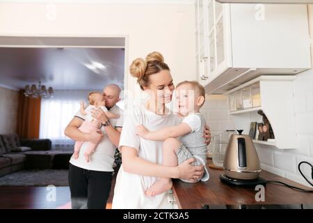 Happy Family in kitchen Banque D'Images