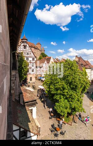 Allemagne, Bavière, Nuremberg, Tiergartnertorplatz avec le château de Nuremberg en arrière-plan Banque D'Images