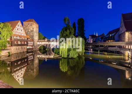 Allemagne, Bavière, Nuremberg, Rver Pegnitz, Henkersteg, Weinstadel et Wasserturm la nuit Banque D'Images