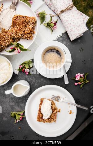 Tasse de café et gâteau maison à la rhubarbe sur le café du jardin tableau Banque D'Images