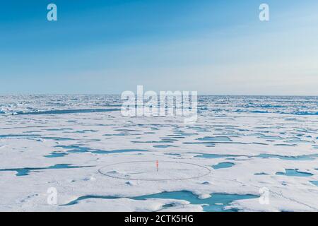 Vue aérienne du marqueur rond installé sur la glace en fusion Au pôle Nord Banque D'Images