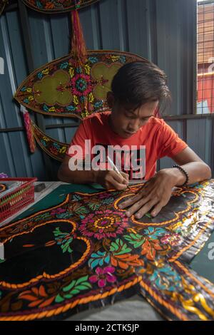 Kota Bahru, Kelantan/Malaisie - Jul 15 2017: Un homme non identifié a coupé la forme du cerf-volant traditionnel de lune des Malais. Banque D'Images