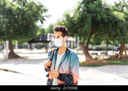 Homme portant un masque facial en ville pendant la COVID-19 Banque D'Images