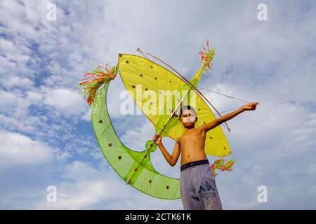 Kota Bahru, Kelantan/Malaisie - Jul 15 2017: Jeu de gamin asiatique traditionnel de la lune kite (wau bulan). Banque D'Images