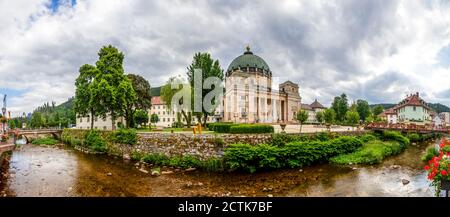 Allemagne, Bade-Wurtemberg, Sankt Blasien, ruisseau qui coule devant l'église de la ville Banque D'Images