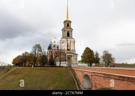 Russie, Oblast de Ryazan, Ryazan, Pont en face de la cathédrale d'Uspensky Banque D'Images