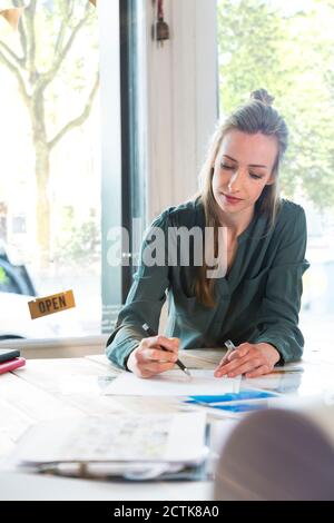 Woman working at desk in office Banque D'Images