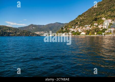 Ville au bord du lac de Côme contre le ciel ensoleillé jour Banque D'Images