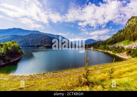 Vue panoramique sur le lac dans la vallée de Lower Inn sur ensoleillé jour d'été Banque D'Images