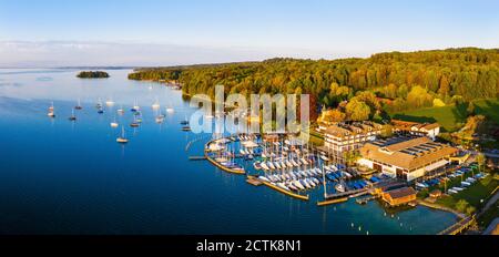 Allemagne, Bavière, Poecking, Drone vue des voiliers amarrés dans la marina sur la rive forestière du lac Starnberg au printemps Banque D'Images