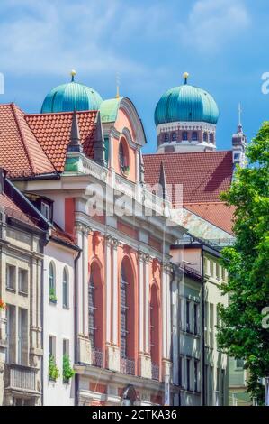 Allemagne, Bavière, Munich, rangée de maisons anciennes avec dômes de Frauenkirche en arrière-plan Banque D'Images