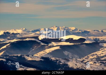 Vue panoramique sur le Mont Vettore enneigé contre le ciel au coucher du soleil, Ombrie, Italie Banque D'Images