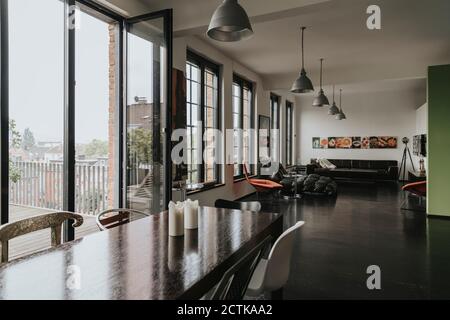 Vue de la salle à manger à la salle de séjour dans un designer lissage Banque D'Images